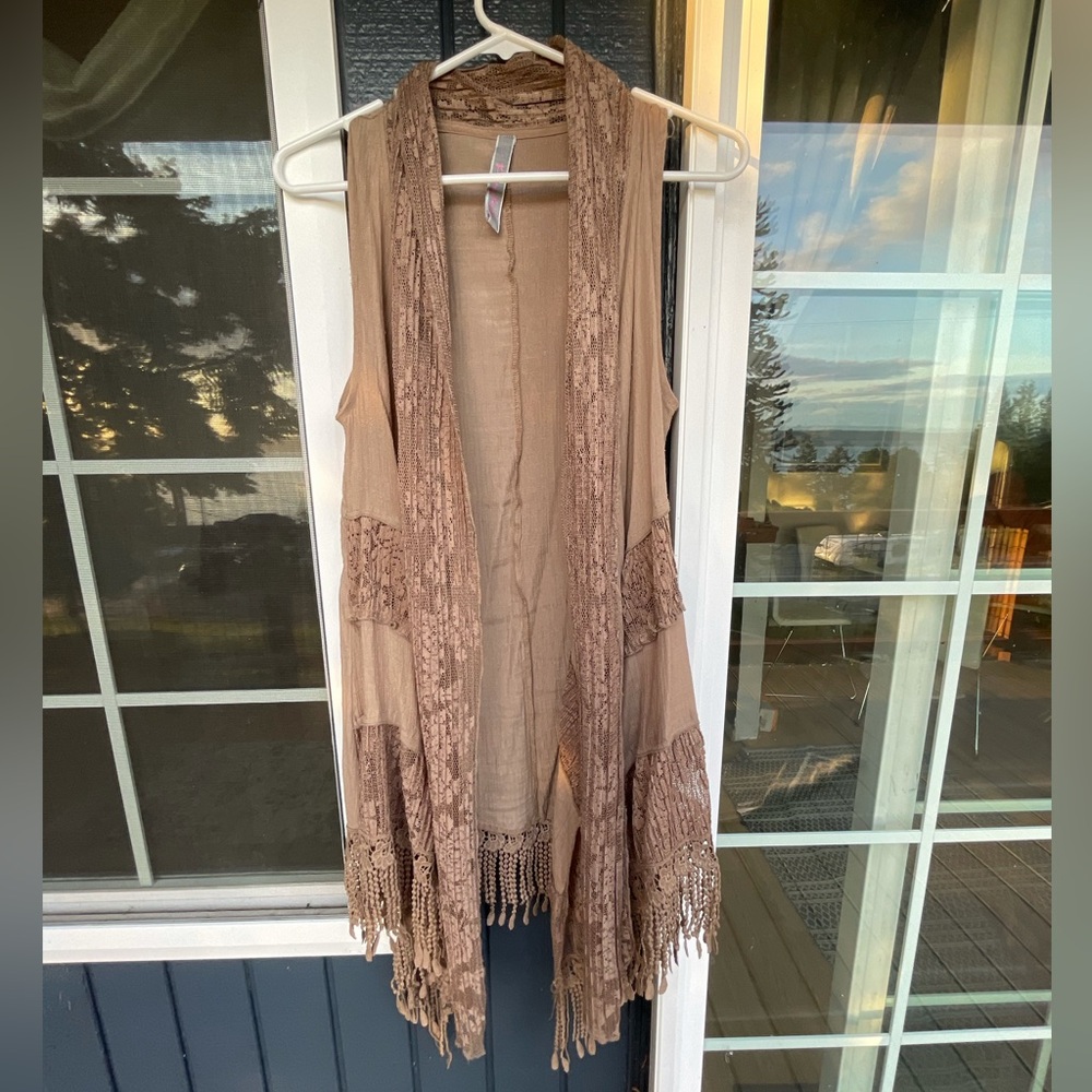 Pretty Angel tan lace draped sleeveless shawl